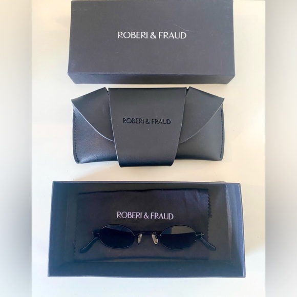 Roberi & Fraud “Doris” Sunglasses. Black. - Picture 2 of 3